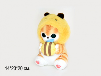 им Кошка арт. 16943-209 В шапке пчелки с рыбкой в лапах сидит 23 см в пак.